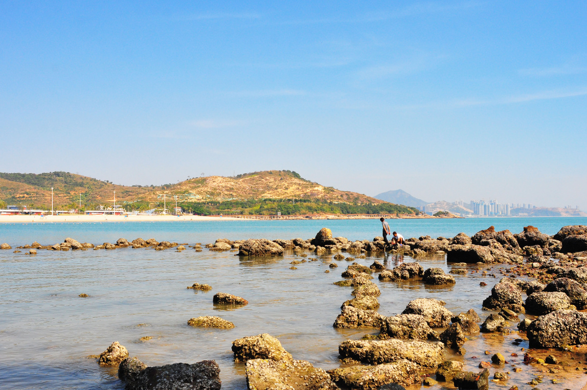 冬日的惠州大亚湾黄金海岸天空湛蓝海天一色