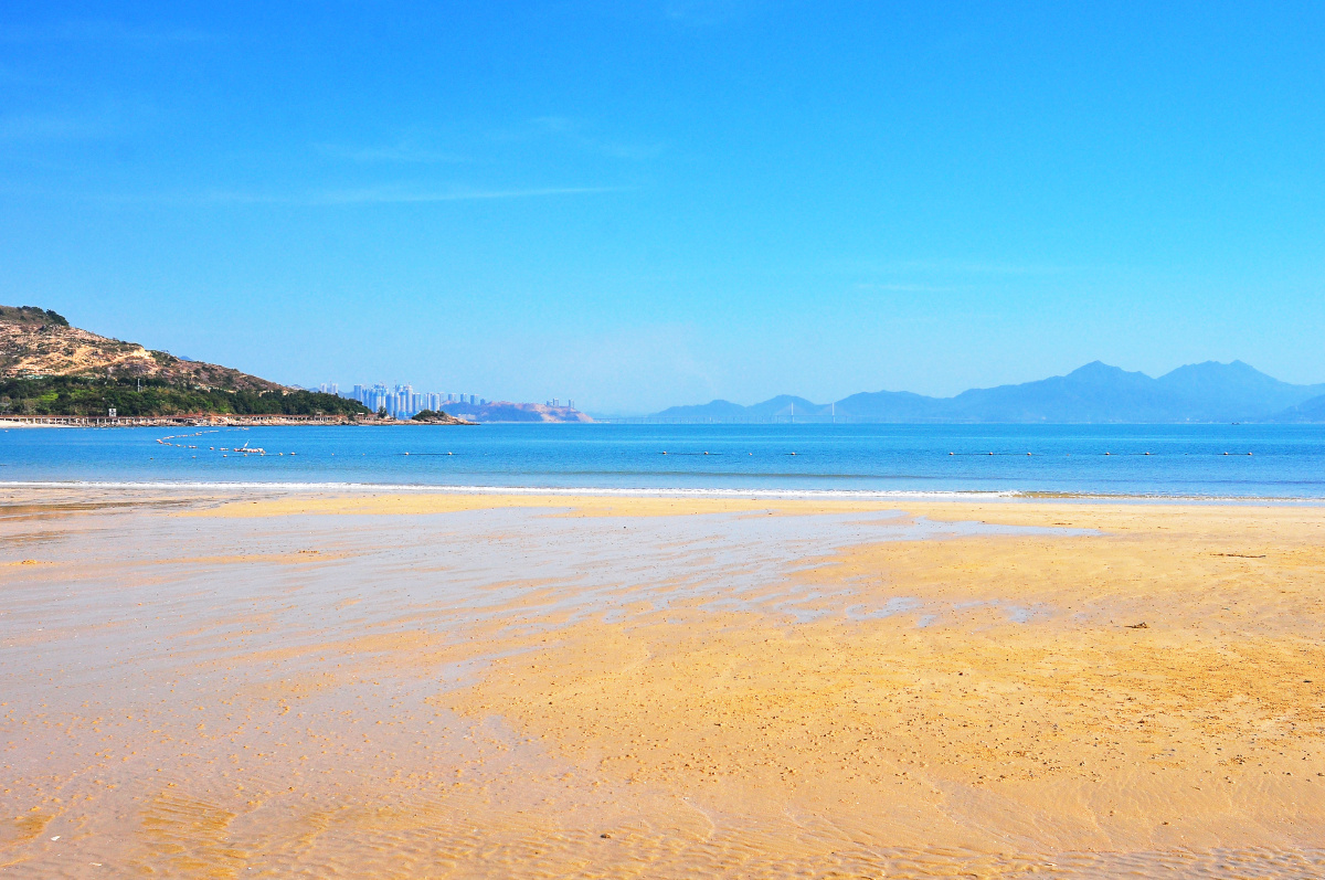 冬日的惠州大亚湾黄金海岸天空湛蓝海天一色