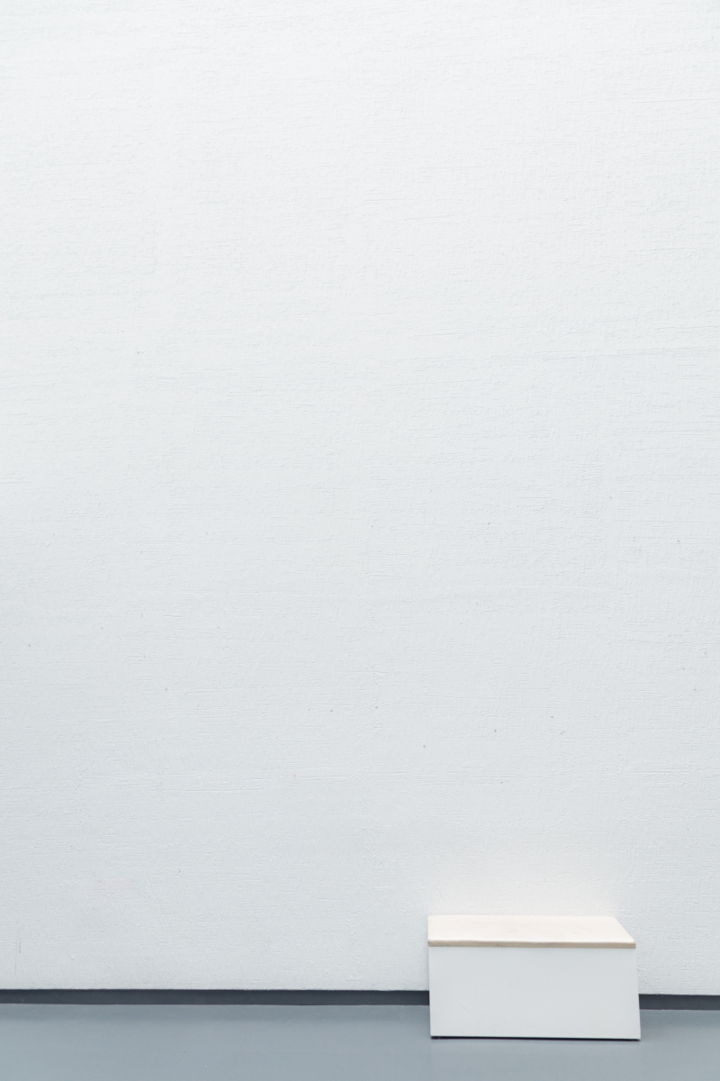 天窗与一面白墙