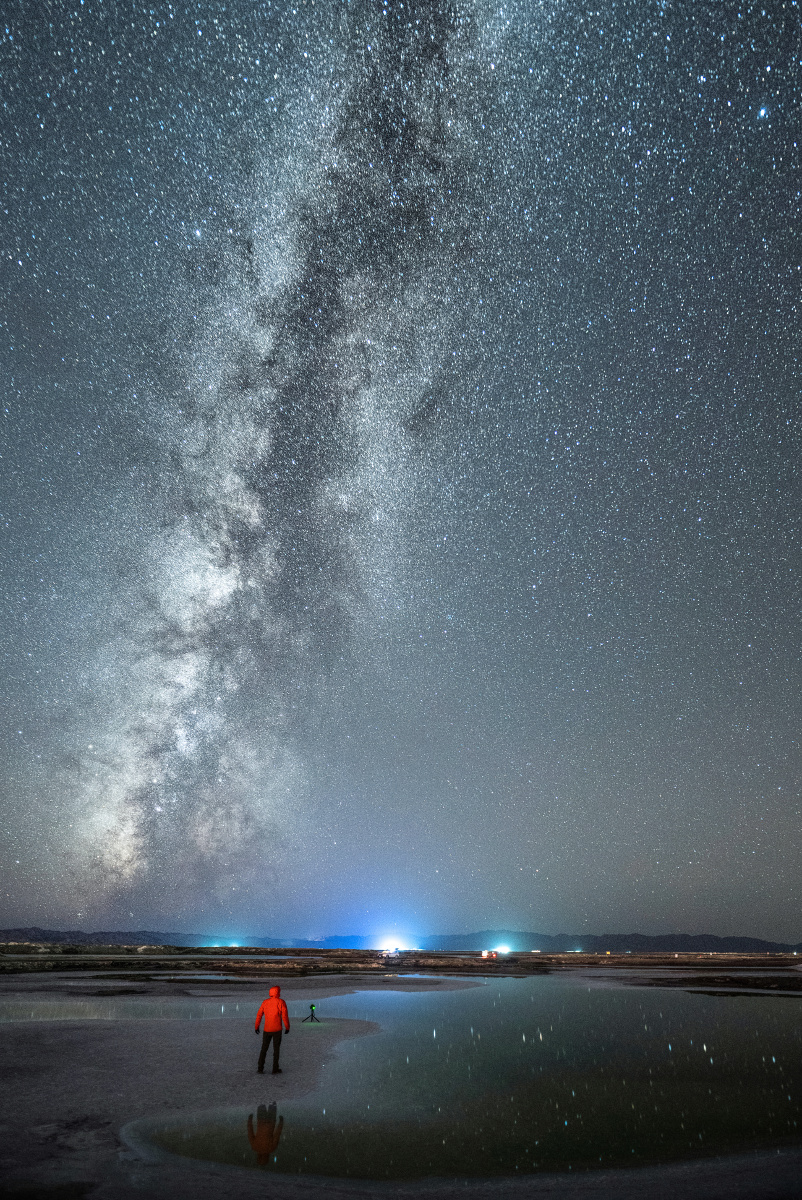 在湖边,仰望星空