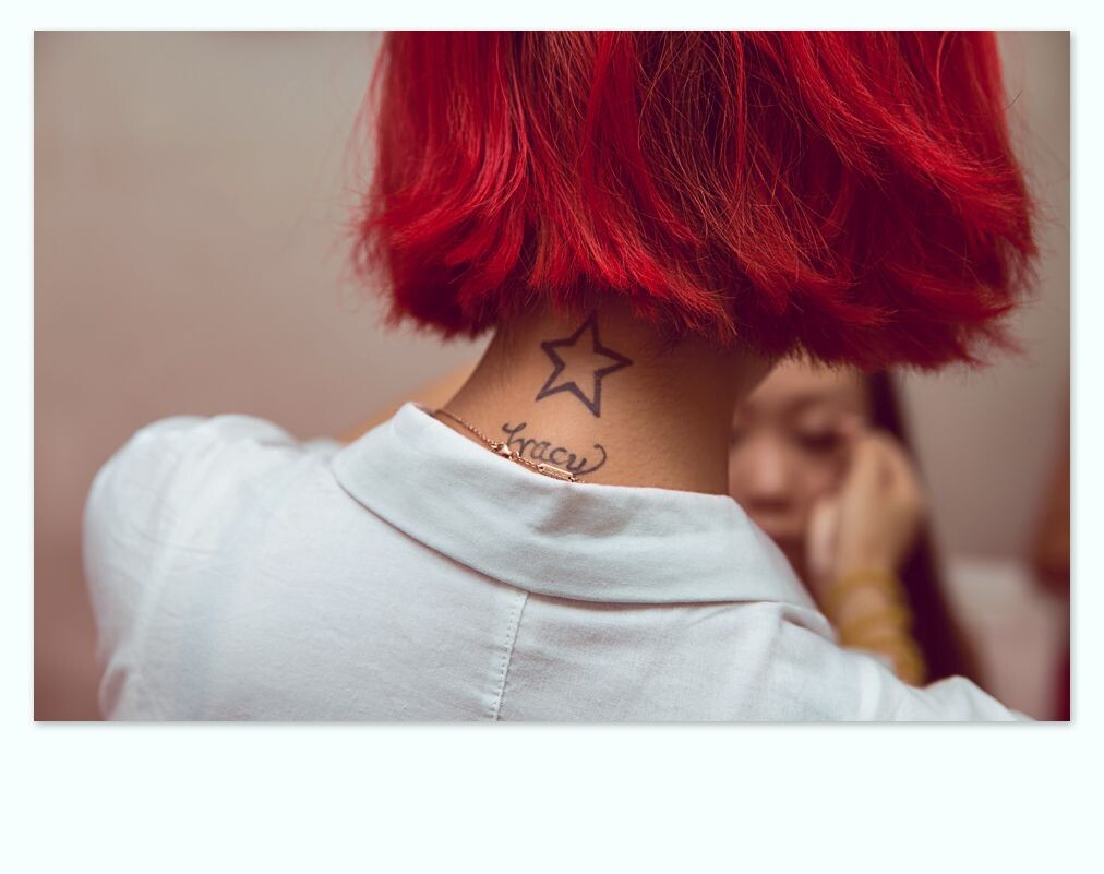 昨天婚礼的化妆师~<br />
染发、纹身，一个叛逆的少女~