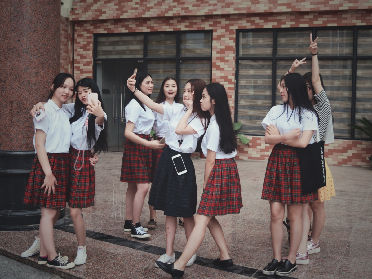 拍毕业照那天,一群漂亮的女生在自拍