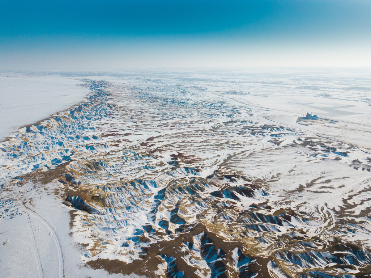 航拍冬日里的雅丹地貌