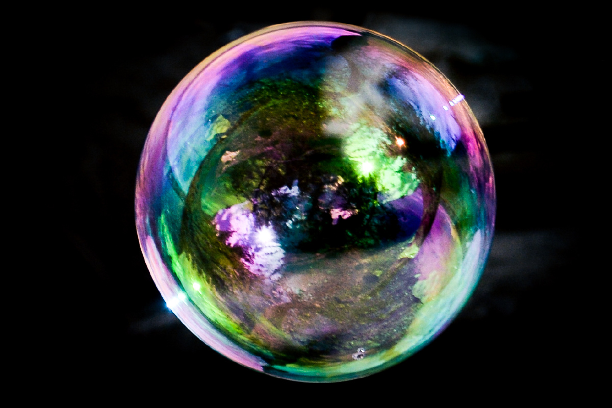 阳光下的泡沫是彩色的.