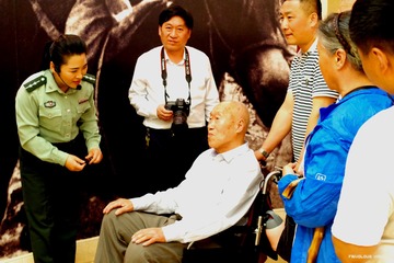 老红军坐轮椅参观西柏坡纪念馆