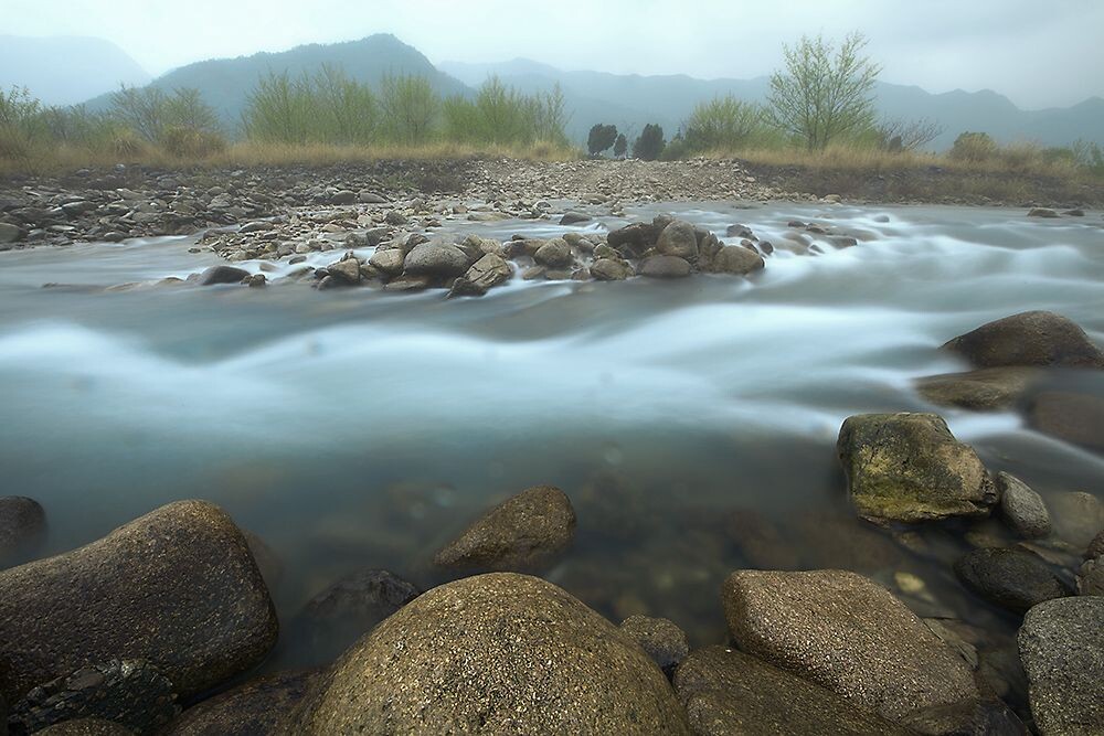 雨中的小溪流，如梦如幻
