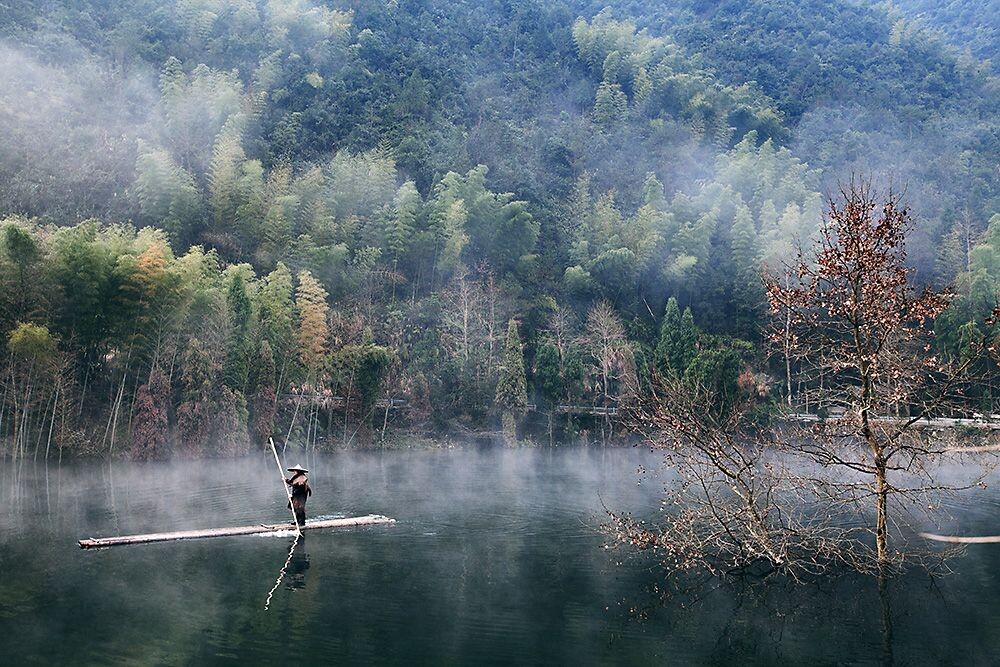 水库的早晨，晨雾飘渺