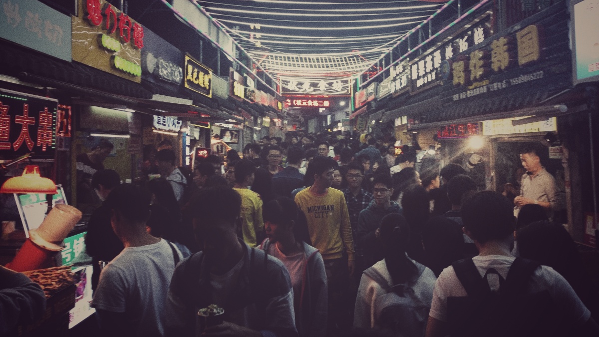 华灯初上熙熙攘攘