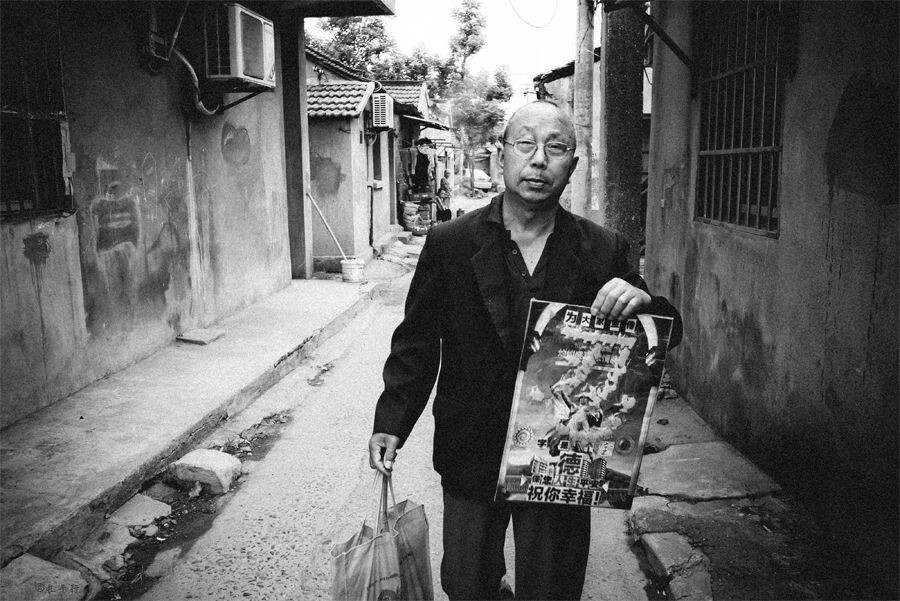 义务剪报宣传员<br />
老街上的热心人,还经常到学校里展示.