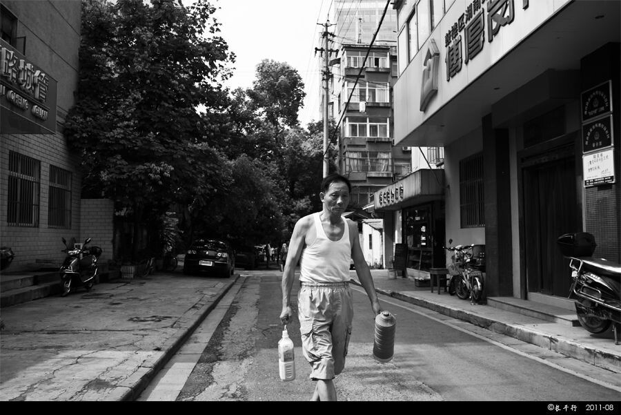 路过傅厚岗，左城管，右公安<br />
