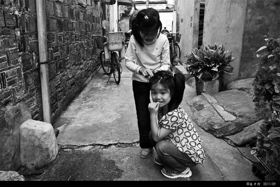 扎辫子的小姐妹<br />
