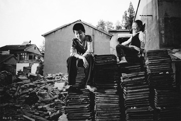 瓦砾堆上的少年
