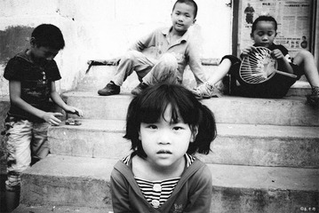 这个小女孩貌似孩子王