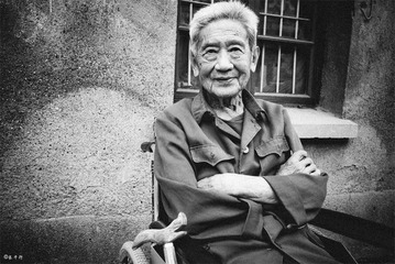 九十多岁老人精神状态很好