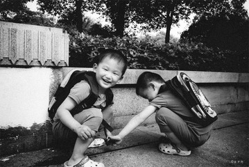 站前广场，玩泥巴的双胞胎