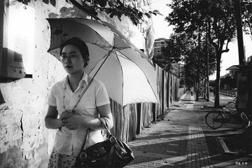 打伞的女人