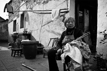箍桶巷，收衣服的大妈