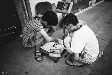 下棋的孩子
