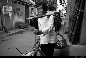 赶早市的卖菜人
