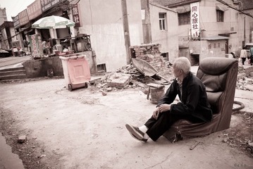 沙发上的老者