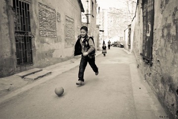 踢球的少年