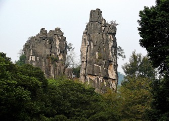 983490