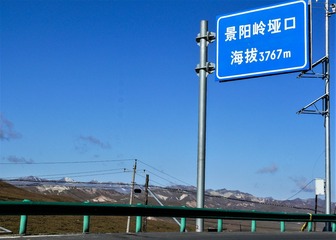 427937