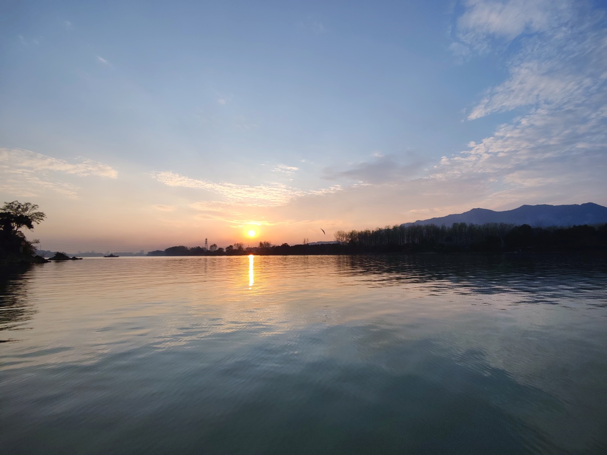 碧波富春江上的夕阳