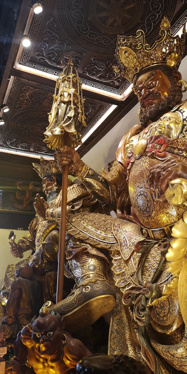 乐山大佛景区寺庙精致的四大天王塑像