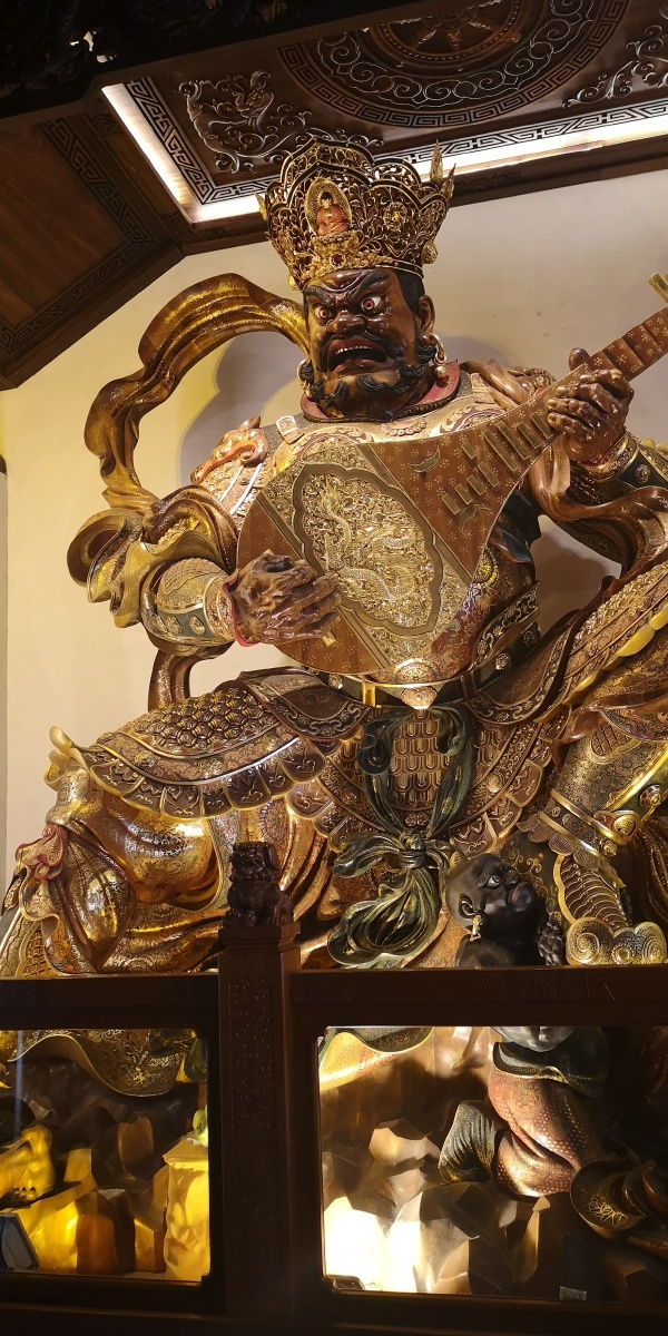 乐山大佛景区寺庙精致的四大天王塑像