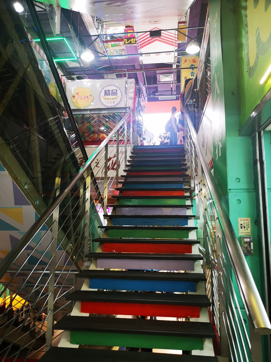 上下九步行街商城室内的楼梯