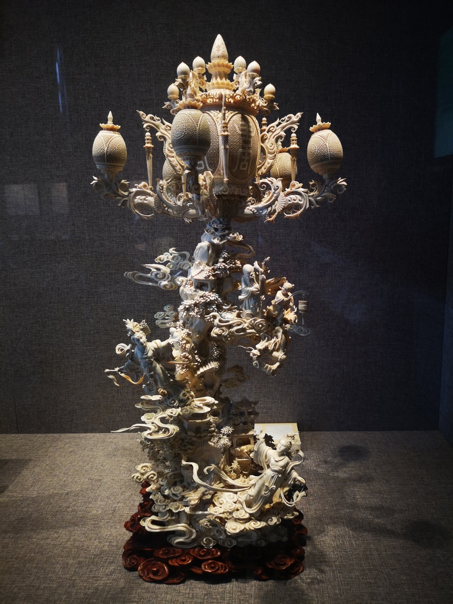 岭南象牙雕刻艺术.祝寿灯(郭敏琪,1990,广州,36cm x 36cmx 85cm) - 青