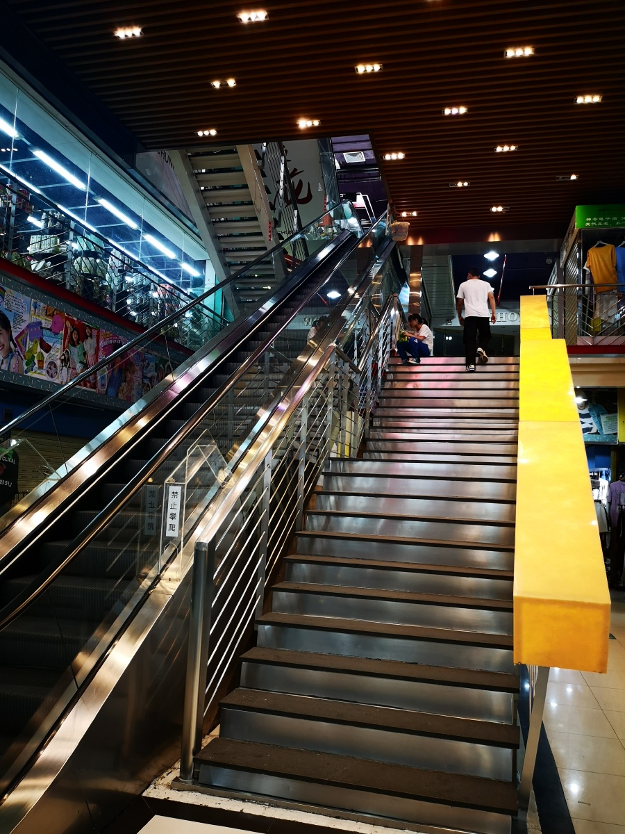 上下九步行街商城室内的楼梯
