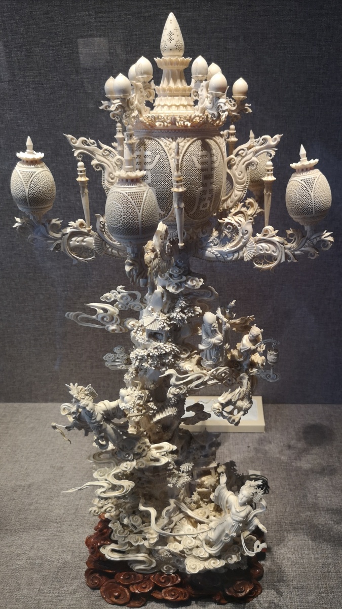 岭南象牙雕刻艺术.祝寿灯(郭敏琪,1990,广州,36cm x 36cmx 85cm) - 青