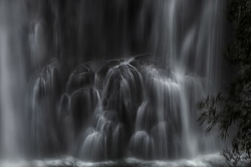 《水帘悬挂》
