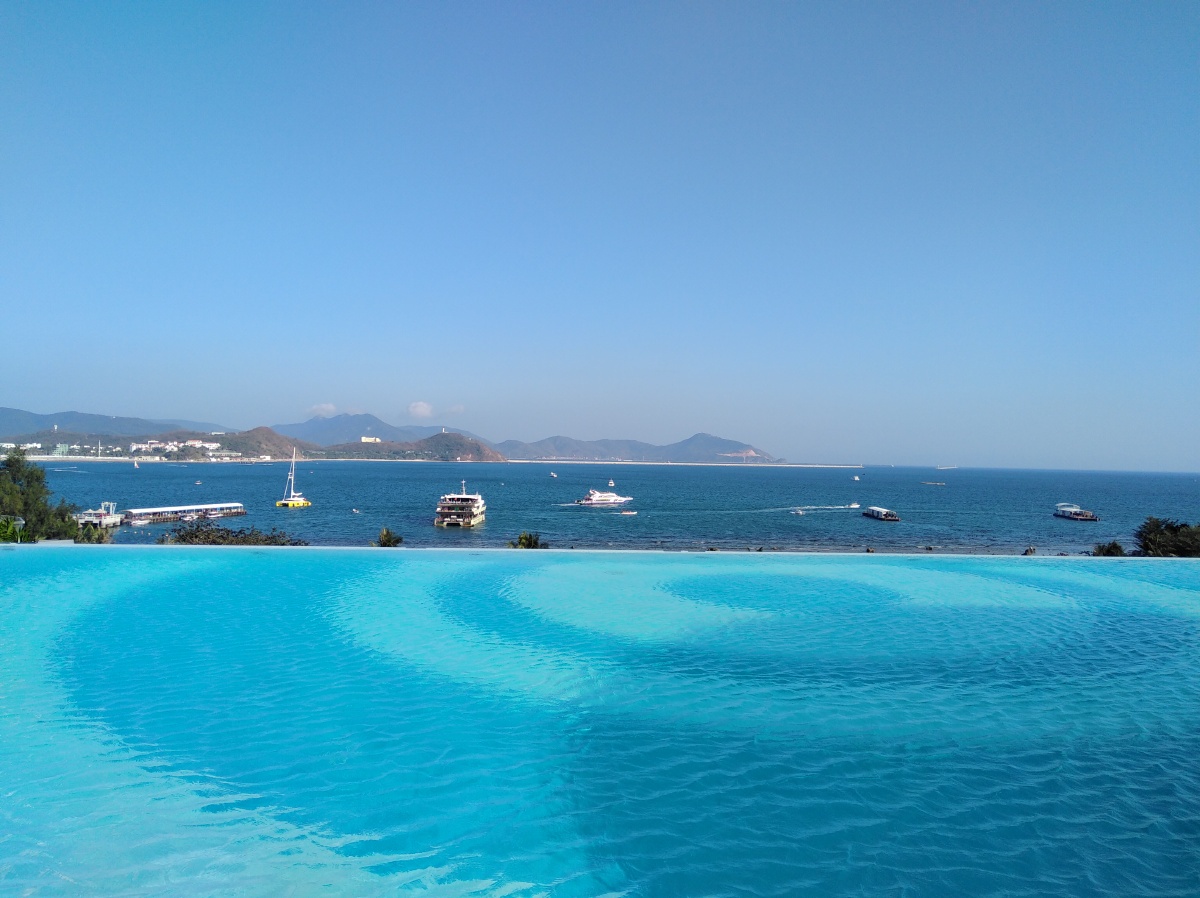 三亚海边游泳池