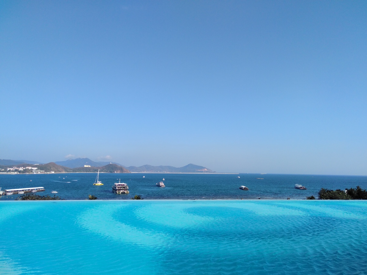 三亚海边游泳池