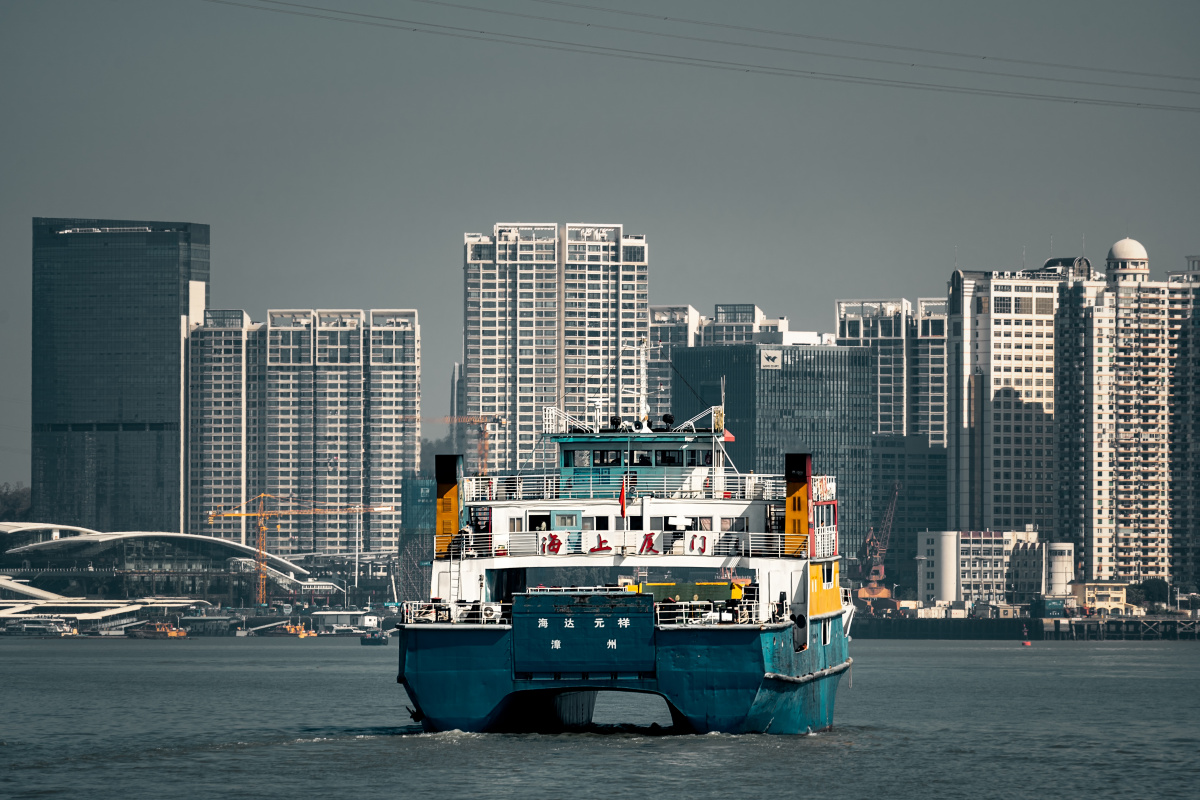 厦门码头一角拍摄于海湾公园,鼓浪屿客船