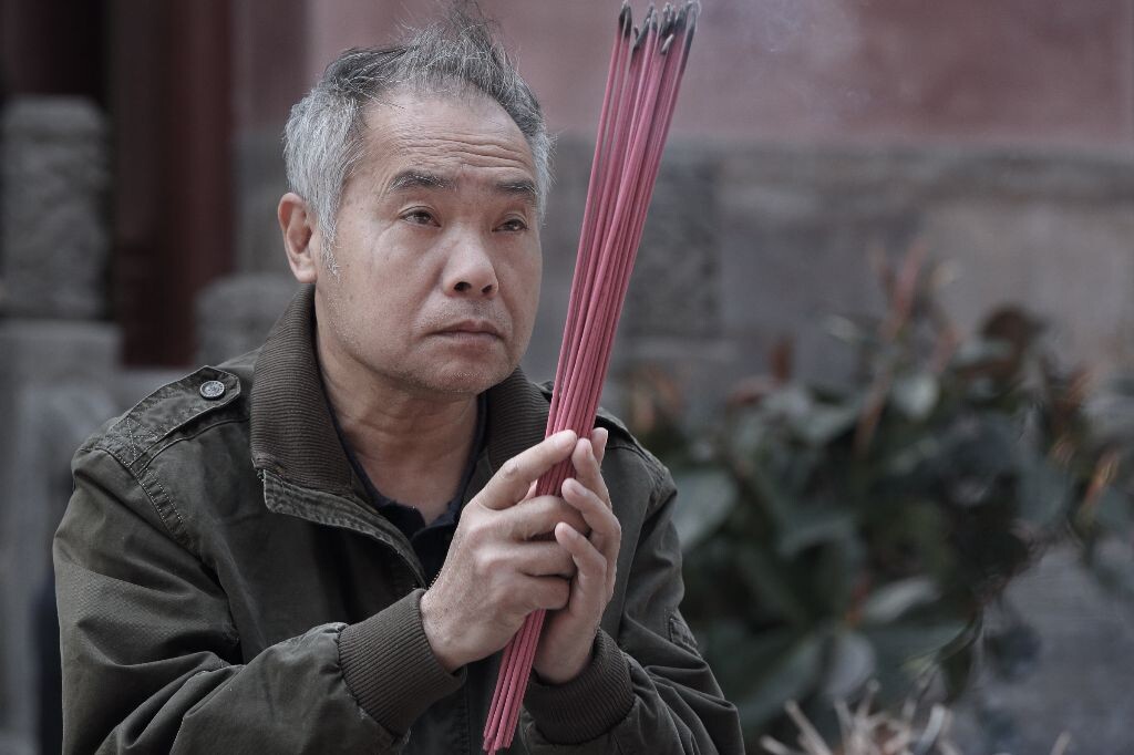 对生活已经开始绝望了，表情没有了生气