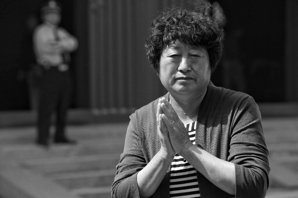 一名老妇女正在祈祷