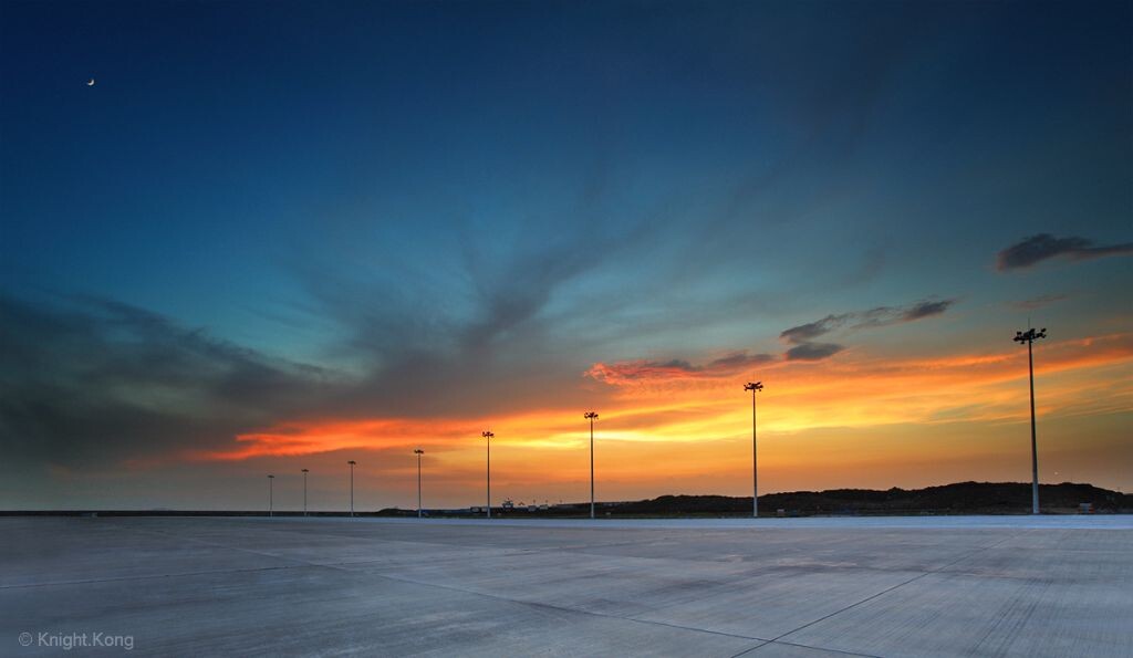 机场夕阳<br />
摄于深圳宝安机场，20130811