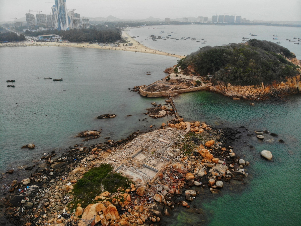 我立于废墟眺望城市位于福建东山岛的一个小岛中间的房子已经被拆了