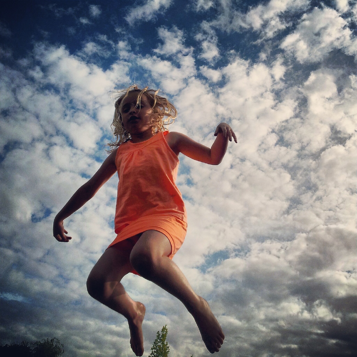 孩子,跳起来,想要触摸久违的春天 br />