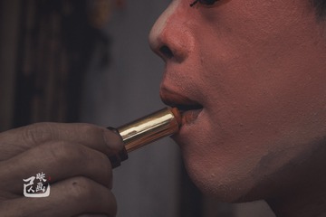 889459