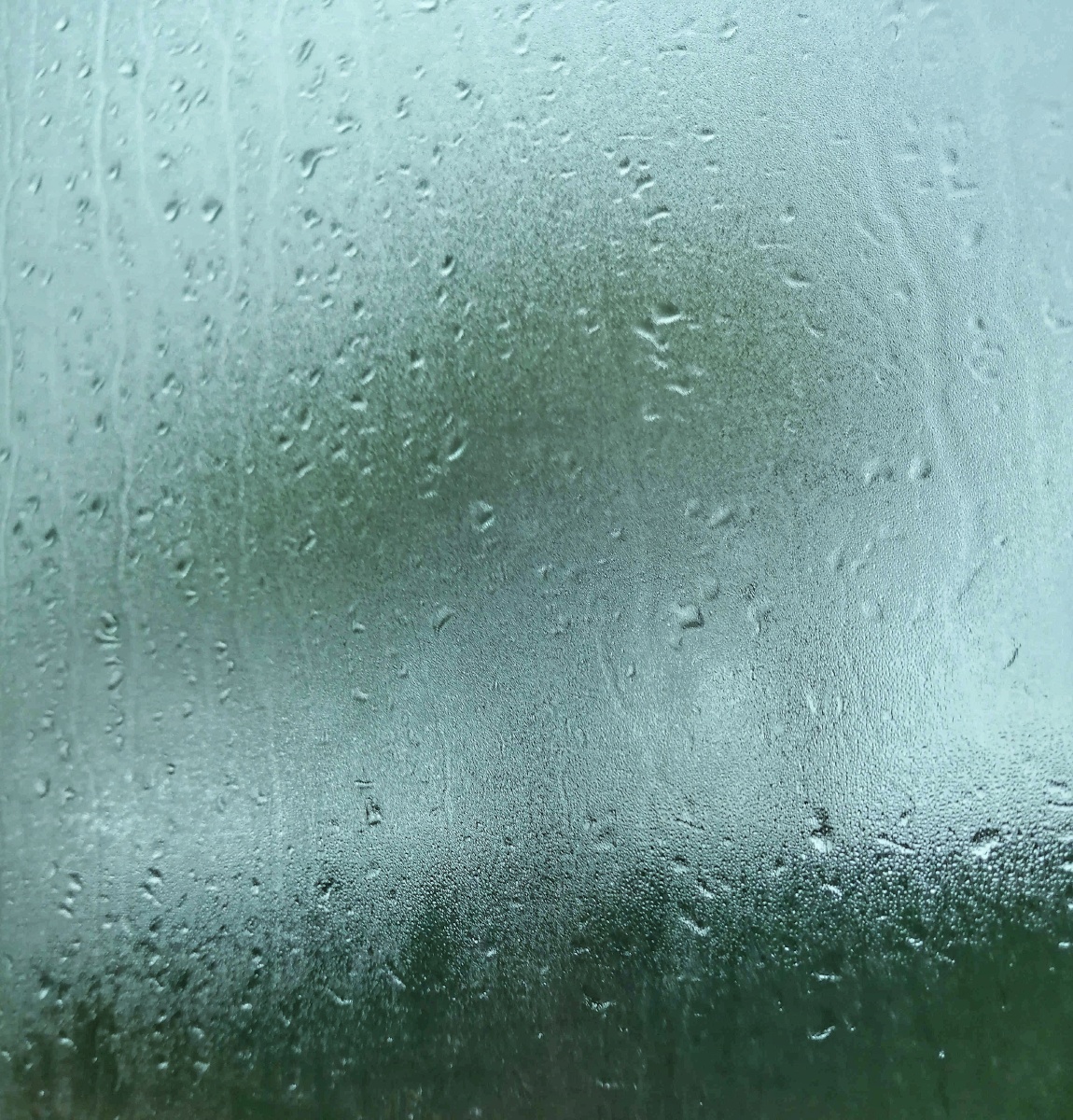 雨天窗外行人