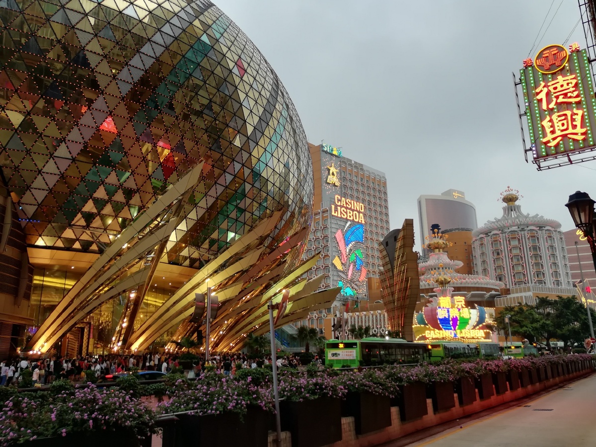 众所周知,澳门的特色就是赌场,虽然还不能进,但金碧辉煌的