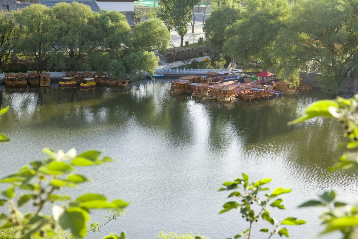 清新早晨庆都山下尧母湖畔朝日初升