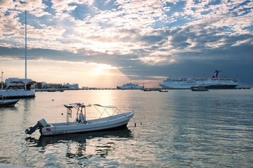 落日下的港湾