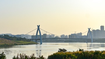 160099