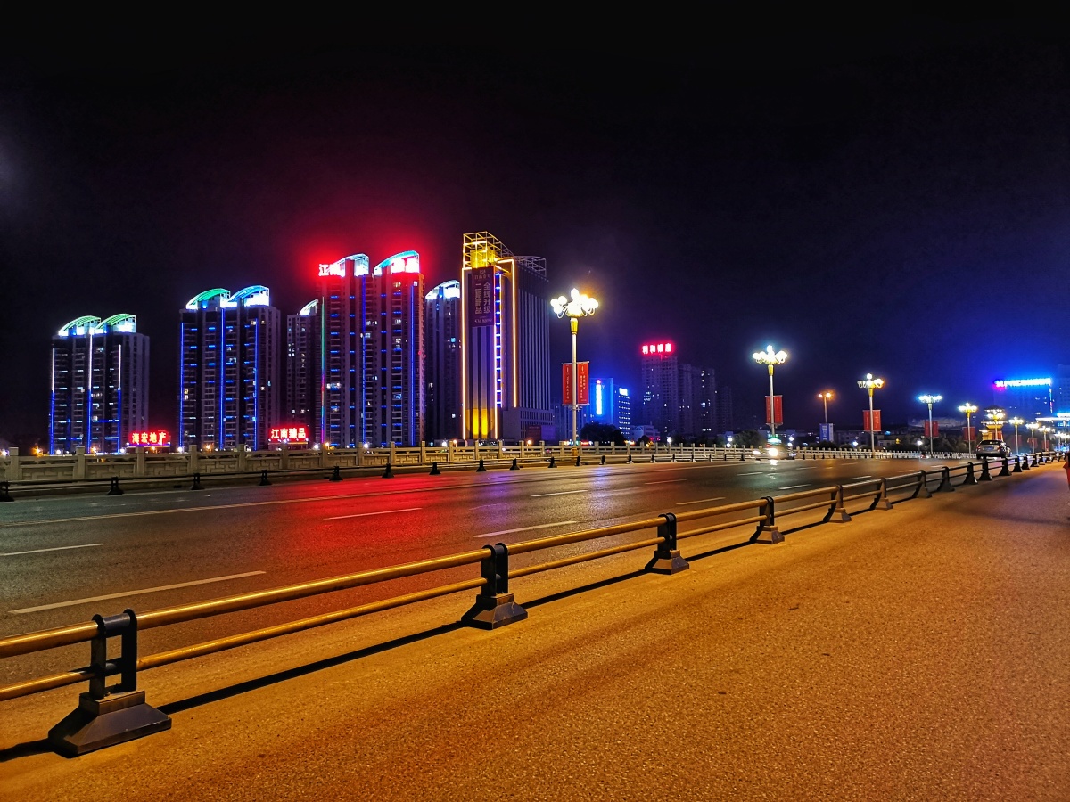 深夜与城市… - 李李李小样儿 - 图虫